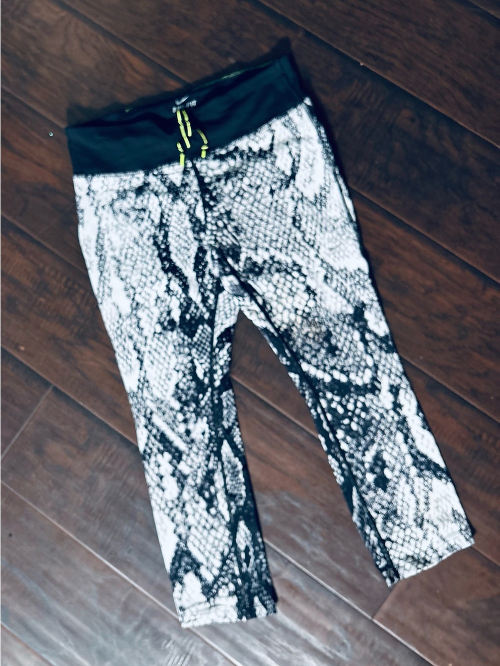 Women Snake-Print Active Leggings - Black & White